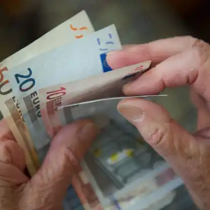 Ab 1. Juli gibt es für Rentnerinnen und Rentner mehr Geld. Doch die Zahlung kommt nicht bei allen gleichzeitig an.