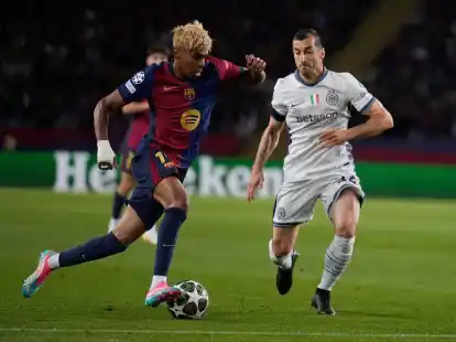 Barcelonas Lamine Yamal (l) war von Inter kaum zu halten.