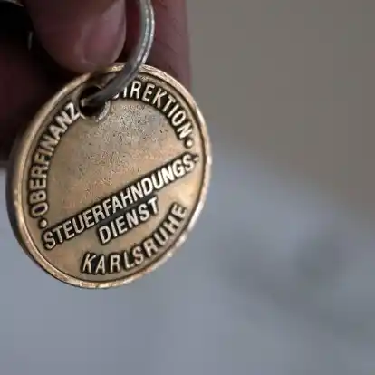 Müssen sich bei einer Durchsuchung ausweisen: Steuerfahnder.