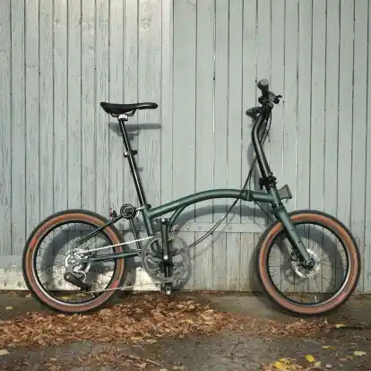 Auf den ersten Blick als ein Brompton zu erkennen: die neue G-Line mit altbekannter Rahmengeometrie, aber auf 20-Zoll-Laufrädern unterwegs.