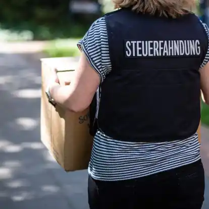 Bei Durchsuchungen stellen Beamtinnen und Beamten der Steuerfahndung zum Beispiel Ordner, Festplattendaten, Mailverläufe und andere Beweisunterlagen sicher.