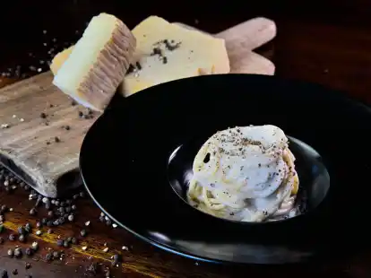 Die größte Hürde bei der Zubereitung des Pastagerichts Cacio e Pepe ist das Verklumpen des Käses. Ein Forschungsteam hat nun eine Methode entwickelt, um das zu verhindern.