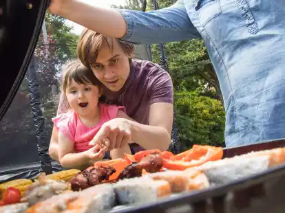 Kinder sollten in der Nähe eines Grills nie unbeaufsichtigt sein.