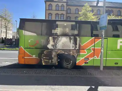 Ein Flixbus ist nach der Demo durch einen Brandanschlag beschädigt worden.