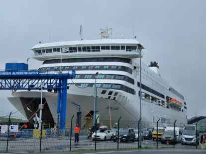 Rückblick ins Jahr 2023: die Norwegen-Fähre „Romantika“ am Borkumkai. Für die Hoteliers und Gastronomen in Emden war das eine gute Zeit – weshalb die Dehoga sich eine Wiederbelebung dieses Angebots, oder ähnlicher Verbindungen ins europäische Ausland, wünscht. Denn der Tourismus in Emden brauche eine Besonderheit im Wettbewerb.
