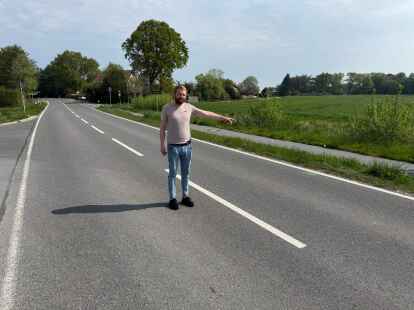 Der Pflegedienstleiter Frieso Frerichs vom Wohnpark Pflegebutler Esens steht auf der Kreisstraße 7, auf der Tempo 70 gilt und die für die Bewohner des angrenzenden Pflegeheims ein nahezu unüberwindbares Hindernis darstellt.