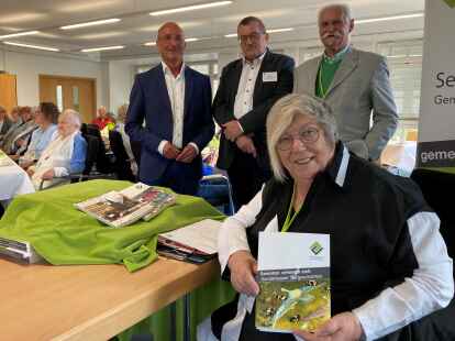 Erika Lisson vom Seniorenbeirat stellte das neue Buch vor. Mit dabei waren Fachbereichsleiter Christian Hallanzy (hinten, von links), Georg Thöle vom Landesseniorenrat Niedersachsen und Jürgen Lüdtke, Vorsitzender des Seniorenbeirats.