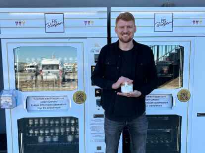 Automaten mit Eis und Grillwaren hat Jan Lakeberg in Harlesiel aufgestellt.