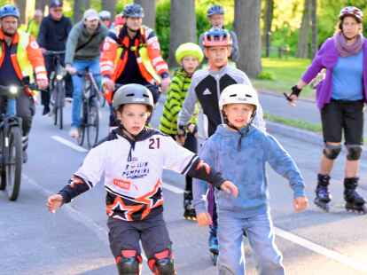 Die erste Bike & Inliner-Night der Saison in Oldenburg hat viele Teilnehmer angelockt.