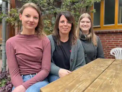 Nina Cordes (v.l.), Maren Ufen und Jessica Helms vom Ammerland-Hospiz haben an der Grundschule Westerloy einen Letzte-Hilfe-Kurs gegeben.