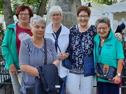 Engagieren sich seit Coronazeiten gegen Einsamkeit im Seniorenheim (von links): die „Stricktanten“ der TSG Burhave Waltraud Napierski, Inge Wilken, Ilona Klein, Barbara Entrich und Sabine Buchholtz.