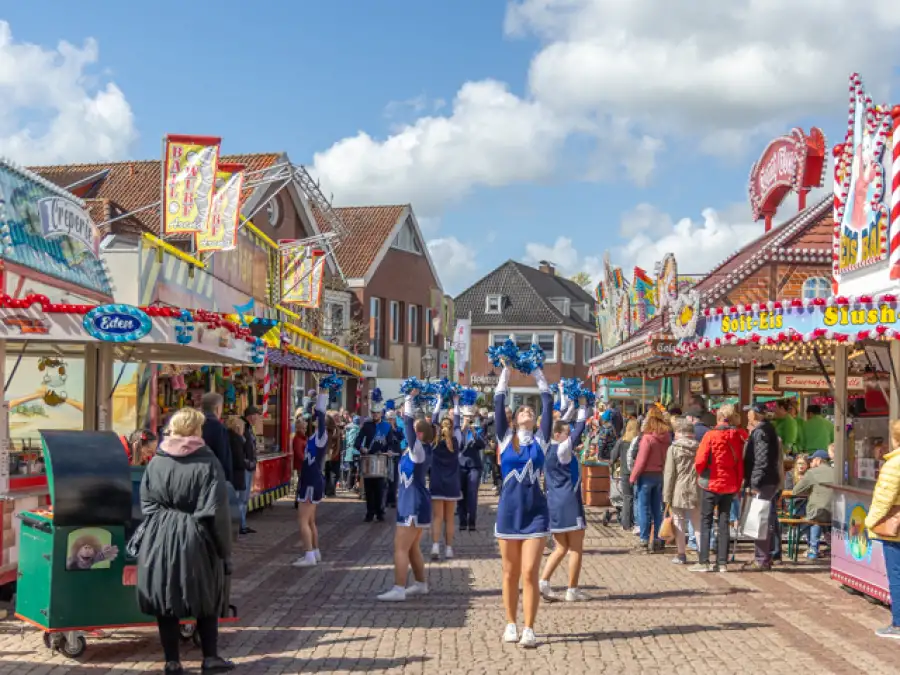 Schnüstermarkt Esens 2025: Tradition, Kunsthandwerk und verkaufsoffener Sonntag – Ein Muss für Ostfriesland!