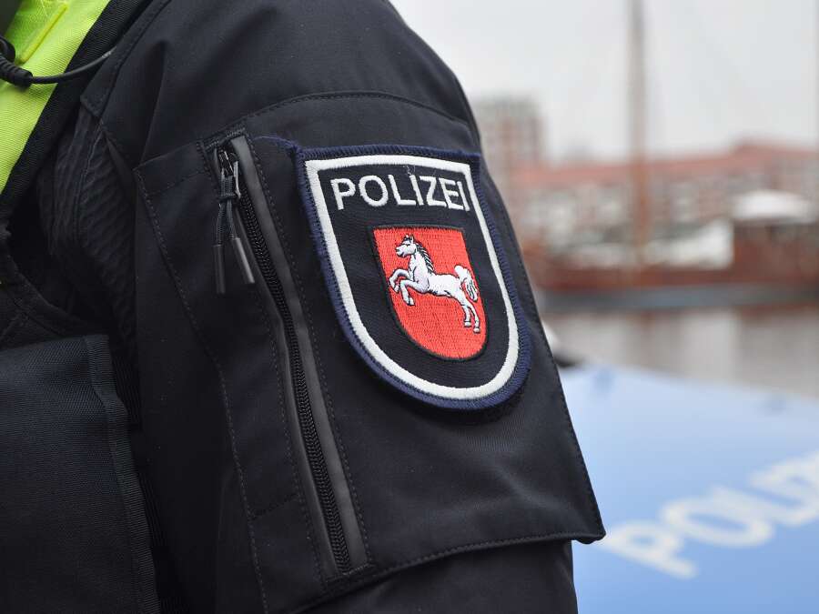 Autofall Verkehrsunfall in Emden: Zwei Verletzte bei Crash auf der Kreuzung von ...