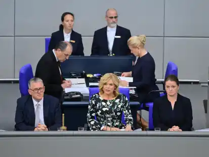 Bundestagspräsidentin Julia Klöckner (CDU, vorne Mitte) bei der Verkündigung des Ergebnisses des ersten Wahlgangs der Kanzlerwahl. „Das war schon ein Stück Parlamentsgeschichte, das aber nicht nur ich nicht unbedingt gebraucht hätte“, erklärt sie im Interview.