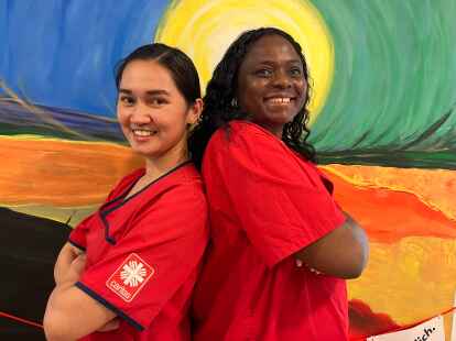 Maria Ocreto von den Philippinen (links) und Iya Iye Misodi aus Kamerun arbeiten in der Pflege und kommen jeden Tag gerne zur Arbeit.