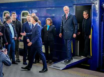 Bundeskanzler Friedrich Merz (M, CDU), Frankreichs Präsident Emmanuel Macron (l), und Keir Starmer, Premierminister von Großbritannien, kommen mit einem Sonderzug auf dem Hauptbahnhof in Kiew an. Die vier Staats- und Regierungschefs wollen in der ukrainischen Hauptstadt den Präsidenten des Landes treffen, um für eine 30-tägige Waffenruhe zu werben.