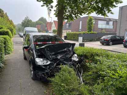 Eine Spur der Verwüstung hat ein in Cloppenburg wohnender Autofahrer (27) in der Nacht zu Sonnabend am Garreler Weg hinterlassen. Auch dieser am Straßenrand geparkte Ford S-Max wurde stark in Mitleidenschaft gezogen.