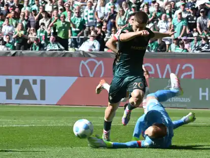 Werders Romano Schmid (links) scheitert an Leipzigs Torwart Peter Gulacsi.