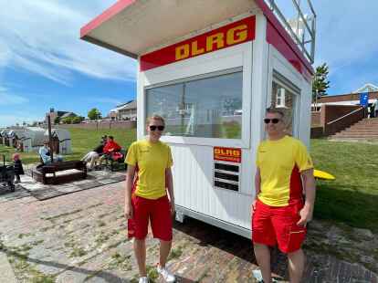 1. Vorsitzender Carsten Schroeder und 2. Vorsitzende Sarah Liebner von der Wilhelmshavener DLRG sorgten zur Eröffnung der Badesaison für sicheren Badespaß am Südstrand in Wilhelmshaven.