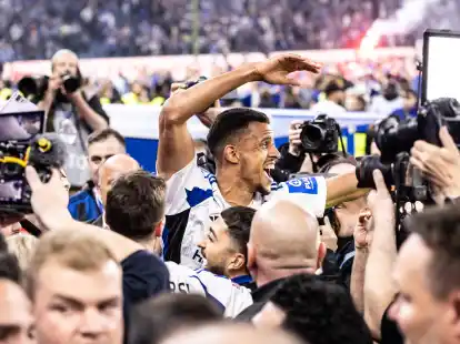 Der Hamburger SV kehrt nach sieben Jahren in die Bundesliga zurück und beendet damit eine lange Durststrecke. Die Fans feiern ausgelassen, während sich Werder Bremen auf das Wiedersehen im Nordderby freut.
