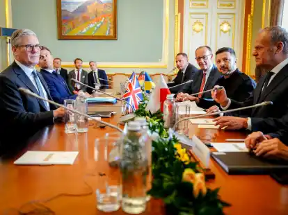 Keir Starmer (l-r), Premierminister von Großbritannien, Frankreichs Präsident Emmanuel Macron Bundeskanzler Friedrich Merz (CDU), Wolodymyr Selenskyj, Präsident der Ukraine, und Donald Tusk, Ministerpräsident von Polen, sitzen im Marienpalast in Kiew zusammen. Die vier Staats- und Regierungschefs wollen in der ukrainischen Hauptstadt den Präsidenten des Landes treffen, um für eine 30-tägige Waffenruhe zu werben.