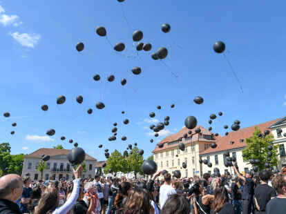 Hunderte schwarze Luftballons wurden in den Himmel geschickt.