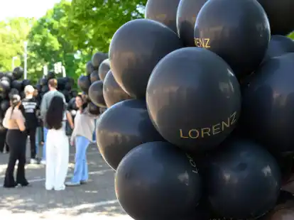 Bei einer Kundgebung für den von der Polizei erschossenen Lorenz steigen schwarze Ballons mit seinem Namen auf.