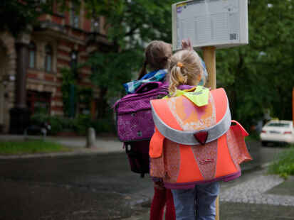 Kinder warten an einer Haltestelle auf den Schulbus. Im Landkreis Aurich gibt es hier nach einem Betreiberwechsel Probleme.
