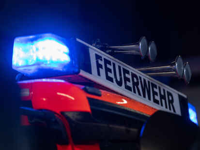 Ein Einsatzfahrzeug der Feuerwehr ist mit Blaulicht im Einsatz. In Leer hatten Ersthelfer ein Eingreifen bereits im Vorfeld abgefedert.