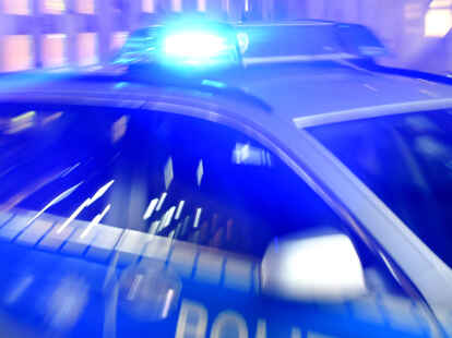 Ein Streifenwagen der Polizei ist mit Blaulicht unterwegs. In Rhauderfehn werden Schläger gesucht, die einem Mann am Busbahnhof verletzt haben.