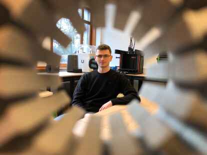 Timo Martens aus Wiefelstede, fotografiert durch einen seiner Prototypen, hat ein 3D-Druck-Verfahren für die Produktion von Elektromotoren entwickelt. Wie viele andere Gründer sieht er sich durch Bürokratie ausgebremst.
