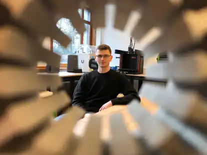 Timo Martens aus Wiefelstede, fotografiert durch einen seiner Prototypen, hat ein 3D-Druck-Verfahren für die Produktion von Elektromotoren entwickelt. Wie viele andere Gründer sieht er sich durch Bürokratie ausgebremst.