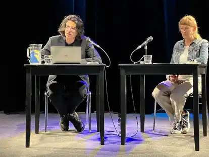 Zum Abschluss des „Literarischen Landgangs“ trug Deniz Utlu aus seinem Langgedicht vor. Monika Eden, Leiterin des Oldenburger Literaturhauses, moderierte die Lesung im Wilhelm 13.