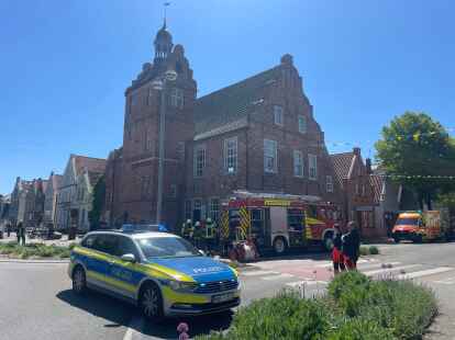 Aufsteigender Rauch aus einem Kellerschacht löste einen Einsatz von Feuerwehr und Polizei beim Norder Teemuseum aus.