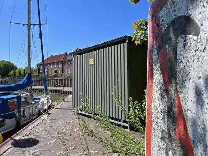 Blasen im Wasser Belüftungsanlage am Alten Hafen in Hooksiel für