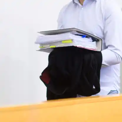 Der angeklagte Staatsanwalt betritt den Gerichtssaal.