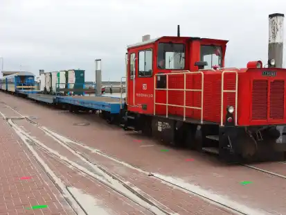 Die Inselbahn auf Wangerooge mit Gepäck- und Personenwagen wird von der Schöma-Diesellok 399 108 auf den Westanleger gezogen. Die Deutsche Bahn betreibt auf Wangerooge die einzige Schmalspurtstrecke in ganz Deutschland. Seit 1897 verfügt Wangerooge über eine Inselbahn; 1906 wurde der Bahnhof erbaut.