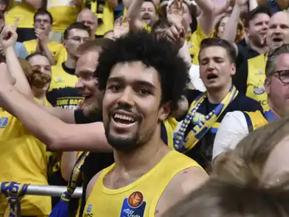 Mittendrin und weiterhin dabei: Baskets-Profi Len Schoormann, der gegen Chemnitz 26 Punkte erzielte, freut sich mit den Fans über das Erreichen der Play-Ins.
