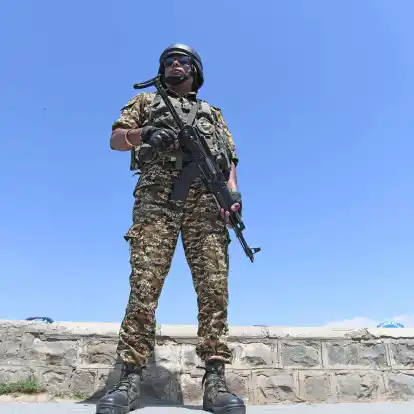 Zwischen Indien und Pakistan gilt seit Samstag eine Waffenruhe - die wohl durch US-Druck im Bereich der Handelspolitik entstanden ist.