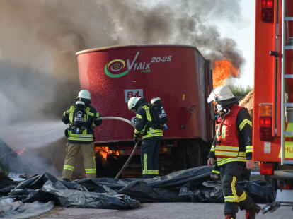 Schwarze Rauchsäule über Ganderkesee-Almsloh: Auf einem Bauernhof brannte an frühen Montagabend ein Trecker mit einem angehängten Futterwagen. Die Feuerwehr kämpfte gegen die Flammen.