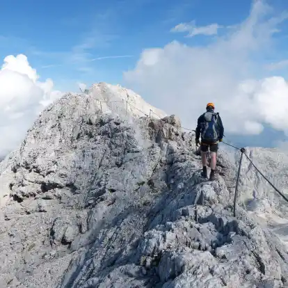 Auf dem Klettersteig wirkt alles ruhig: Doch in den Bergen kann das Wetter schnell umschlagen.