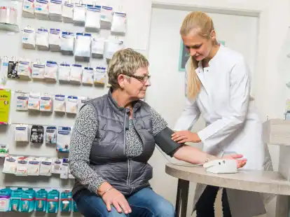 Alle, denen ein blutdrucksenkendes Medikament verschrieben wurde, haben alle zwölf Monate Anspruch auf eine kostenlose Blutdruckmessung in der Apotheke.