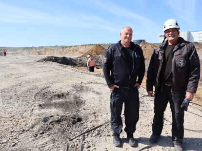 Wenn Kampfmittel auf dem Metropolpark in Ahlhorn gefunden werden, sind sie gefragt: Michael Crölle, Feuerwerker und Sprengmeister beim Land Niedersachsen (links), und Eckhard Laßwitz, Feuerwerker beim Unternehmen KMB Kampfmittelbergung in Oldenburg,
