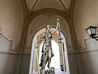 Ein Mann aus Hinte musste sich wegen Steuerhinterziehung vor dem Landgericht Aurich verantworten.