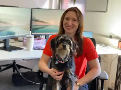 Ein Hund im Büro: Josephine Dinkelbach und ihr Mischling Jimmi sind auch am Arbeitsplatz ein Team.
