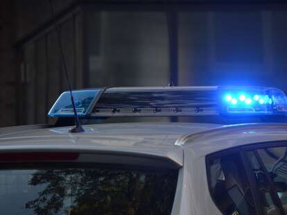 POLIZEI UND FEUERWEHR IM EINSATZ: Illegale Müllverbrennung auf Wiesmoorer Hof aufgedeckt