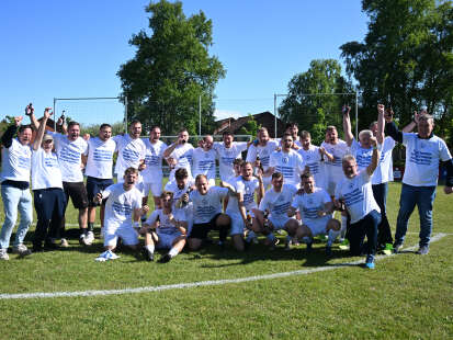 FUSSBALL-BEZIRKSLIGA: TuS Esens feiert Meisterschaft – „Abgestiegen, Aufgestanden, Aufgestiegen, Mission complete“