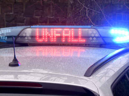 Bei einem Unfall in Lütetsburg sind drei Menschen leicht verletzt worden.
