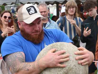 „Atlas Stones“ heißt die Disziplin, bei der Männer eine bis zu 100 Kilogramm schwere Betonkugel auf ein Podest heben müssen. Am Samstag können Interessierte ihnen dabei am Falkensteinsee zuschauen. Vorschau auf 9. Highland Games am Falkensteinsee, Ganderkesee