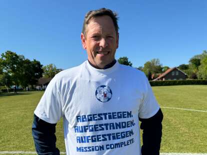 AUFSTIEGSPARTY IN ESENS: Auch beim Feiern beweist Landesliga-Rückkehrer TuS Esens meisterliche Qualitäten